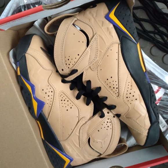Woman's Jordan sz 7 - Picture 1 of 1